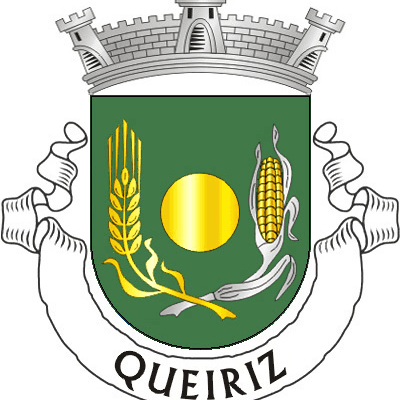 Brasão de Queiriz com coroa, escudo verde, trigo, milho e sol amarelo