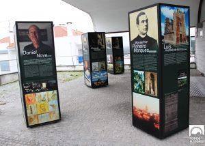 Painéis informativos ao ar livre sobre autores portugueses, incluindo Daniel Nave, Manuel Daniela, Pinheiro Marques e Luís Arrol de Barros