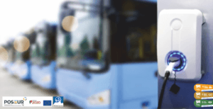 Estação de carregamento com conector azul acoplado a autocarro elétrico em serviço.
