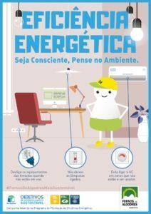 Mascote com capacete amarelo e shorts verdes num escritório, com conselhos de eficiência energética.