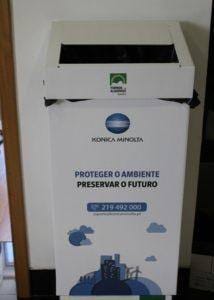 Contentor branco de recolha de toners usados com logotipos Konica Minolta e Fornos de Algodres.