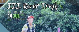 Mulher com gorro vermelho e colete de corrida em trilho florestal durante a III River Trail.